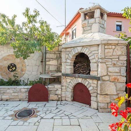 Kuca Za Odmor Lucy Apartment Пула Екстериор снимка