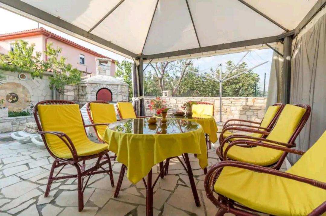 Kuca Za Odmor Lucy Apartment Пула Екстериор снимка